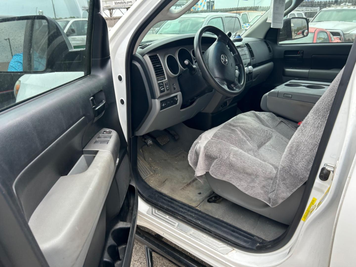 2010 White Toyota Tundra Tundra-Grade 4.6L Double Cab Long Bed 2WD (5TFTM5F11AX) with an 4.6L V8 DOHC 32V engine, 5-Speed Automatic Overdrive transmission, located at 1687 Business 35 S, New Braunfels, TX, 78130, (830) 625-7159, 29.655487, -98.051491 - Photo#9